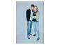 Twee jongeren in jeans en sportieve jassen, met 'STRENESS BLUE' op hun T-shirts.