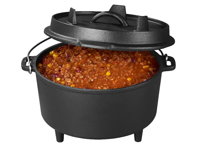 Gietijzeren pan met open deksel, gevuld met chili