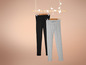 Twee paar leggings, een zwarte en een grijze, hangen aan een houten rek.