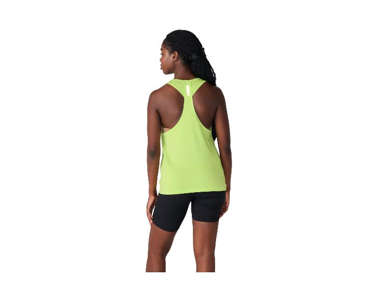 Dames sporttop in limoengroen en zwarte shorts, achteraanzicht.
