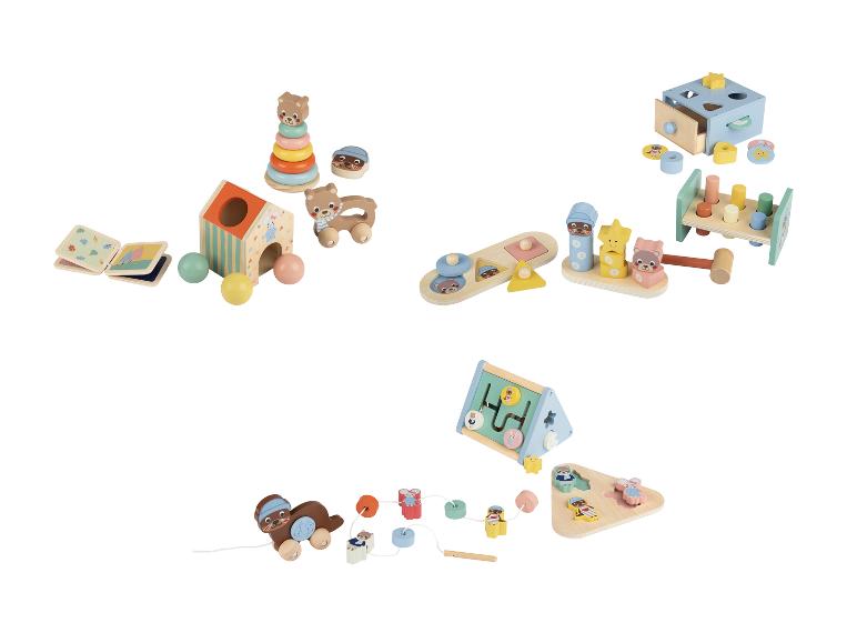 Een collectie houten babyspeelgoed, waaronder een stapeltoren, vormsorteerders en een doolhof.