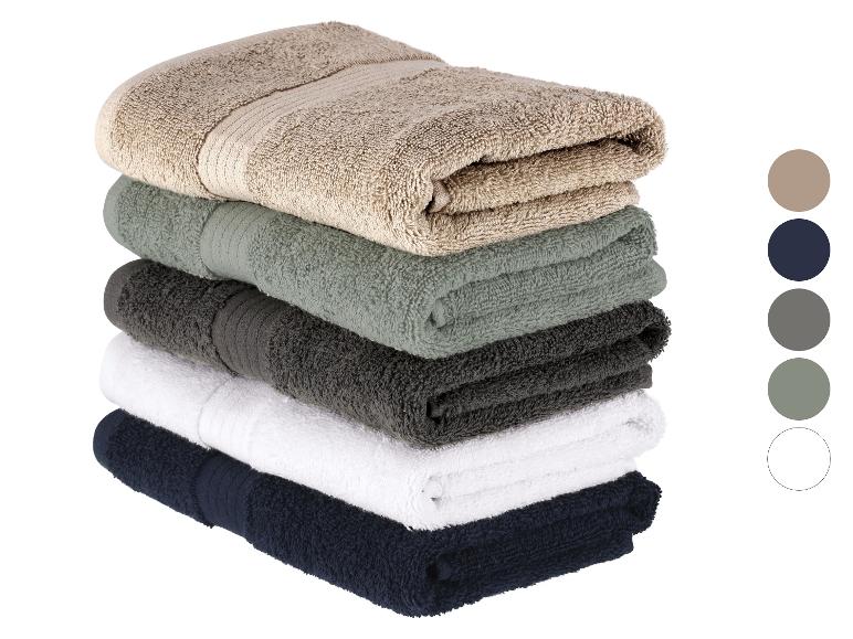 Stapel handdoeken in verschillende kleuren.