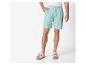 Turquoise gestreepte shorts en sandalen: casual zomerlook.