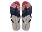 Een paar gestreepte teenslippers in rood, marineblauw en beige.