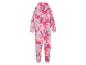 Een roze onesie met een tie-dye print en een capuchon.