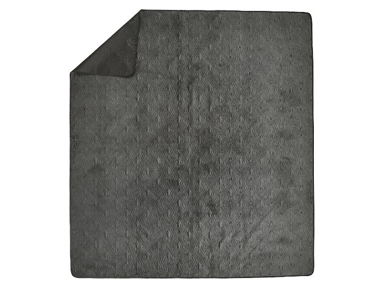 Donkergrijze deken met een gewatteerd waaiermotief.