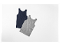 Twee katoenen tanktops, een donkerblauwe en een grijze, liggen op een witte achtergrond.