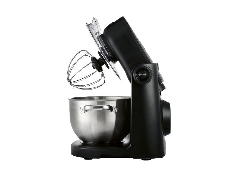 Zwarte keukenmachine met roestvrijstalen kom en garde op een witte achtergrond.