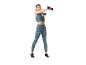 Vrouw in sportbeha en legging met dumbbells
