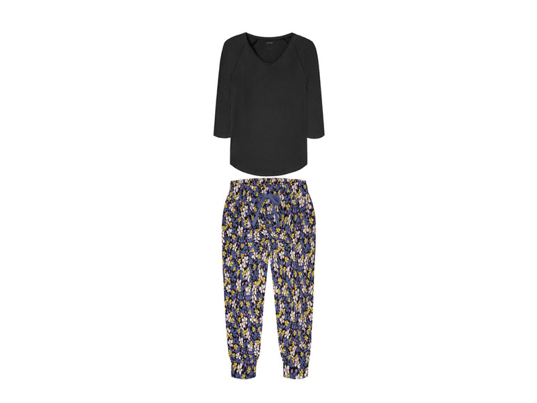 Zwart shirt en blauwe broek met bloemenprint.