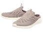 Een paar beige slip-on sportschoenen met een witte zool.