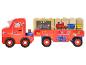Een rode Peppa Pig speelgoedtruck met houten blokken met letters en afbeeldingen.