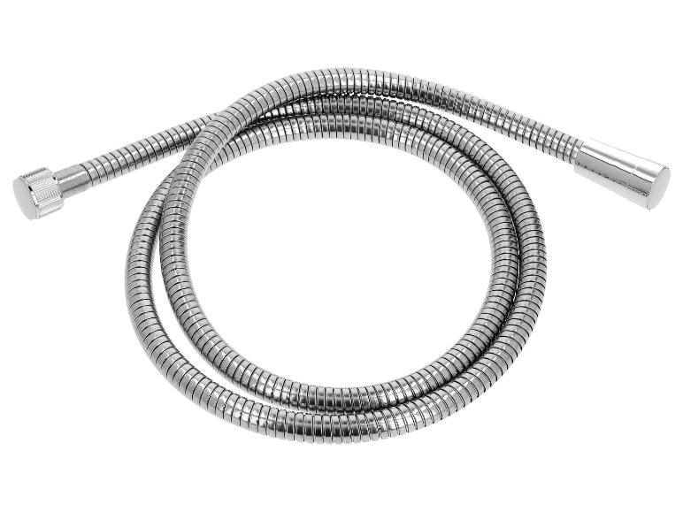 Zilveren metalen doucheslang met verchroomde uiteinden, opgerold op een witte achtergrond.