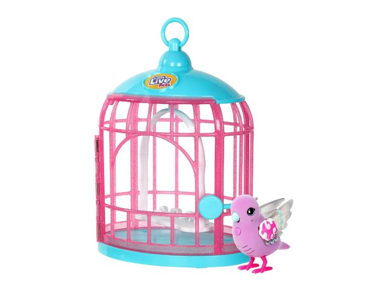 Een roze vogelkooi van Little Live Pets met een paarse vogel ernaast.