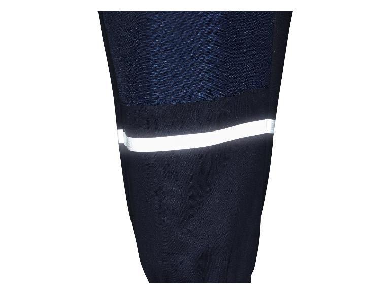 Donkerblauwe werkbroek met reflecterende strepen op de pijp.