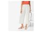 Wijde witte broek en platte sandalen: zomerse look.