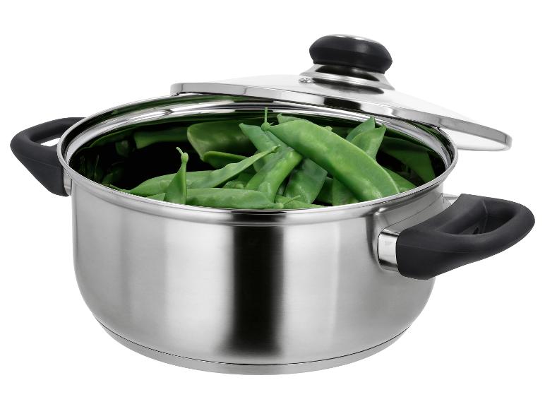 Roestvrijstalen pan met deksel, gevuld met verse groene erwtenpeulen.