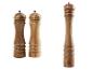 Drie houten pepermolens: twee kleine en één grote.