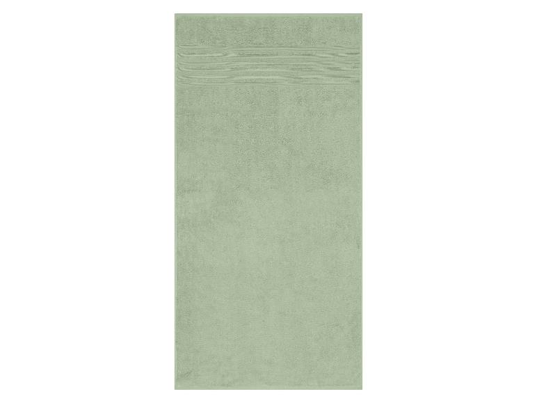 Een lichtgroene badhanddoek met horizontale strepen.