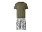 Herenpyjama: olijfgroen T-shirt en gestreepte shorts.