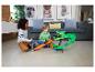Twee jongens spelen met een monstertruckbaan met een groene draak.