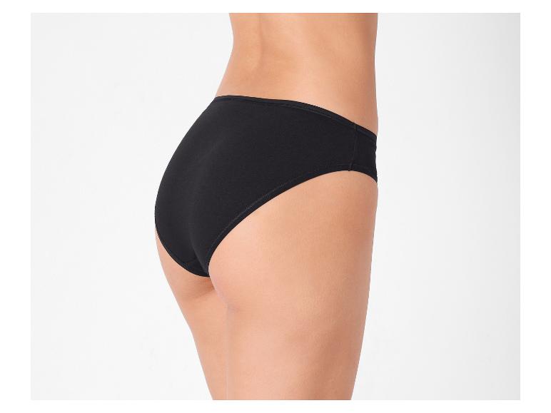 Achterkant van een vrouw in een zwarte slip