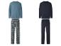 Twee sets herenpyjama's: een blauwe top met geruite broek en een marineblauwe top met marineblauwe broek.