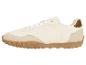 Beige sneakers met bruine zool en witte veters.