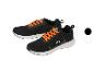 Zwarte sportschoenen met oranje veters en decoratieve details.