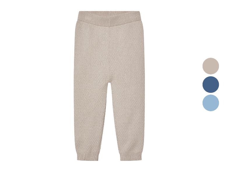 Beige gebreide broek met een ruitpatroon.