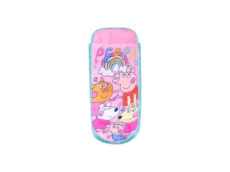 Roze slaapzak met cartoon dierenfiguren en een regenboog