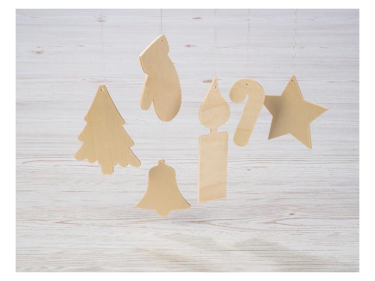 Houten kerstdecoraties: boom, want, kaars, zuurstok, ster, bel.