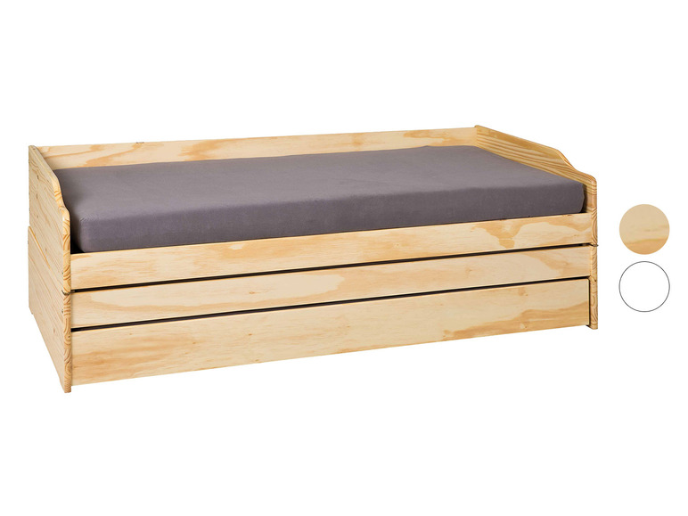 Een houten bed met opbergruimte en een grijze matras.