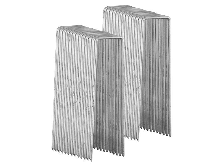 Twee sets zilverkleurige nietjes met scherpe punten.