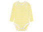 Geel gestreept babypakje met lange mouwen.