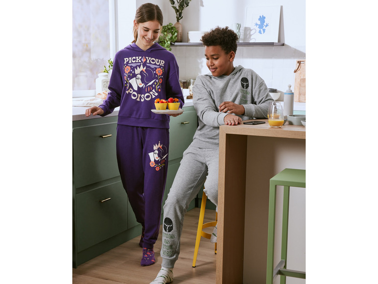 Twee kinderen dragen Disney-kleding: een meisje in een paarse hoodie met Evil Queen-print en een jongen in een grijze hoodie met Star Wars-print.
