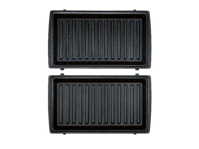 Open tosti-apparaat met twee zwarte antiaanbakplaten.