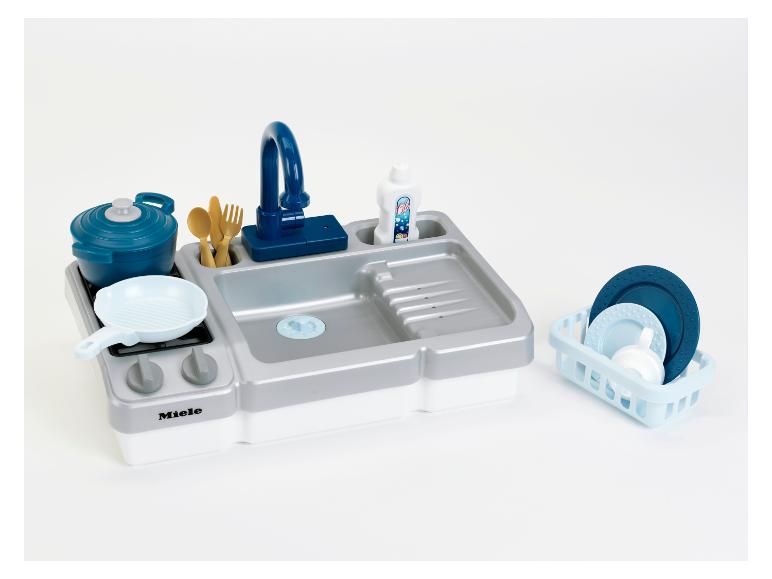 Miele speelkeuken met gootsteen, fornuis, potten en servies.
