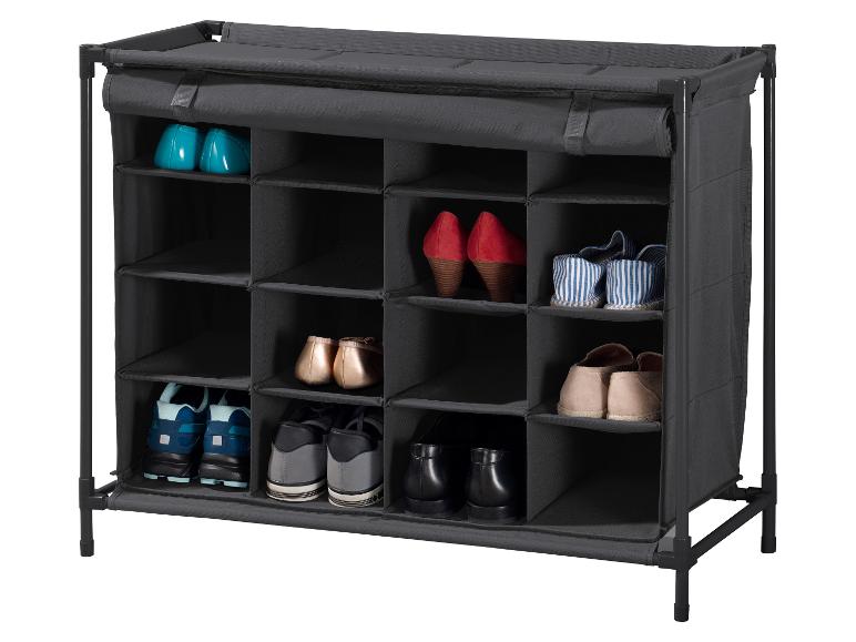 Grijze stoffen schoenenrek met diverse schoenen op de planken.