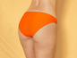 Een vrouw draagt een oranje bikini onderbroek.