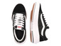 Een paar zwarte Vans Old Skool sneakers