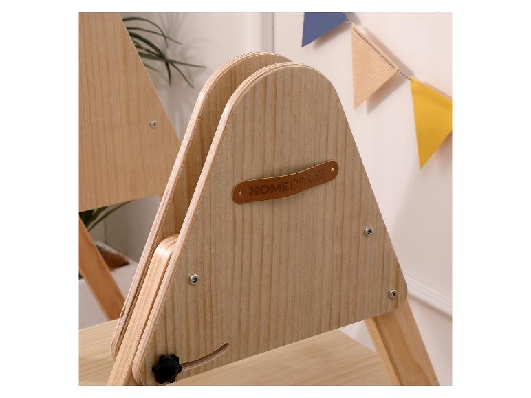 Houten constructie met HOME DELUXE logo en vlaggetjesdecoratie.