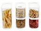 Transparante voedselcontainers met pasta, havermout, granola, hazelnoten en gedroogde aardbeien.