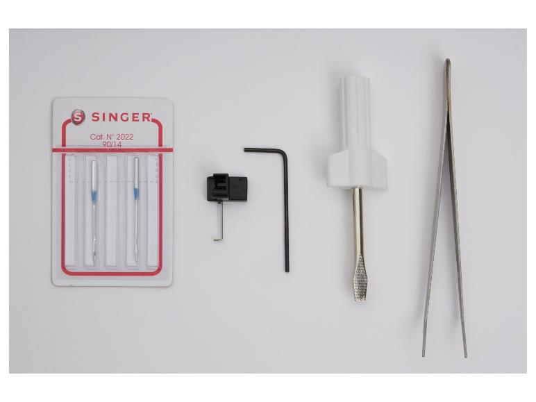 Singer naaimachinenaalden, inbussleutel, schroevendraaier en pincet op witte achtergrond.