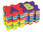 Stapel gekleurde schuimrubberen letters A en B voor kinderen.