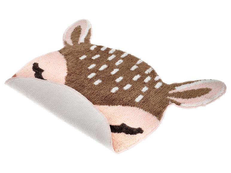 Een bruin en roze hertvormige badmat met witte stippen.