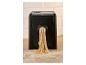 Automatische pastamaker die verse tagliatelle extrudeert op een bebloemde houten plank.