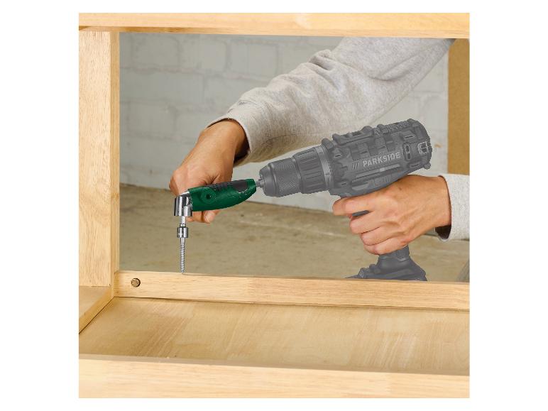 Een persoon gebruikt een Parkside schroevendraaier en een boormachine om hout te bevestigen.