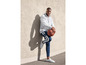 Man in Adidas hoodie en broek met basketbal
