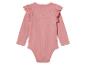 Een roze baby romper met lange mouwen en kantdetails.